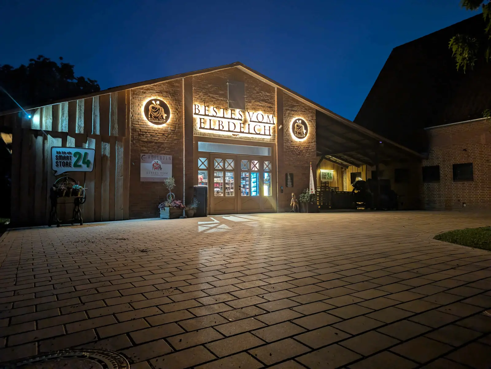 SmartStore — Außenansicht bei Nacht