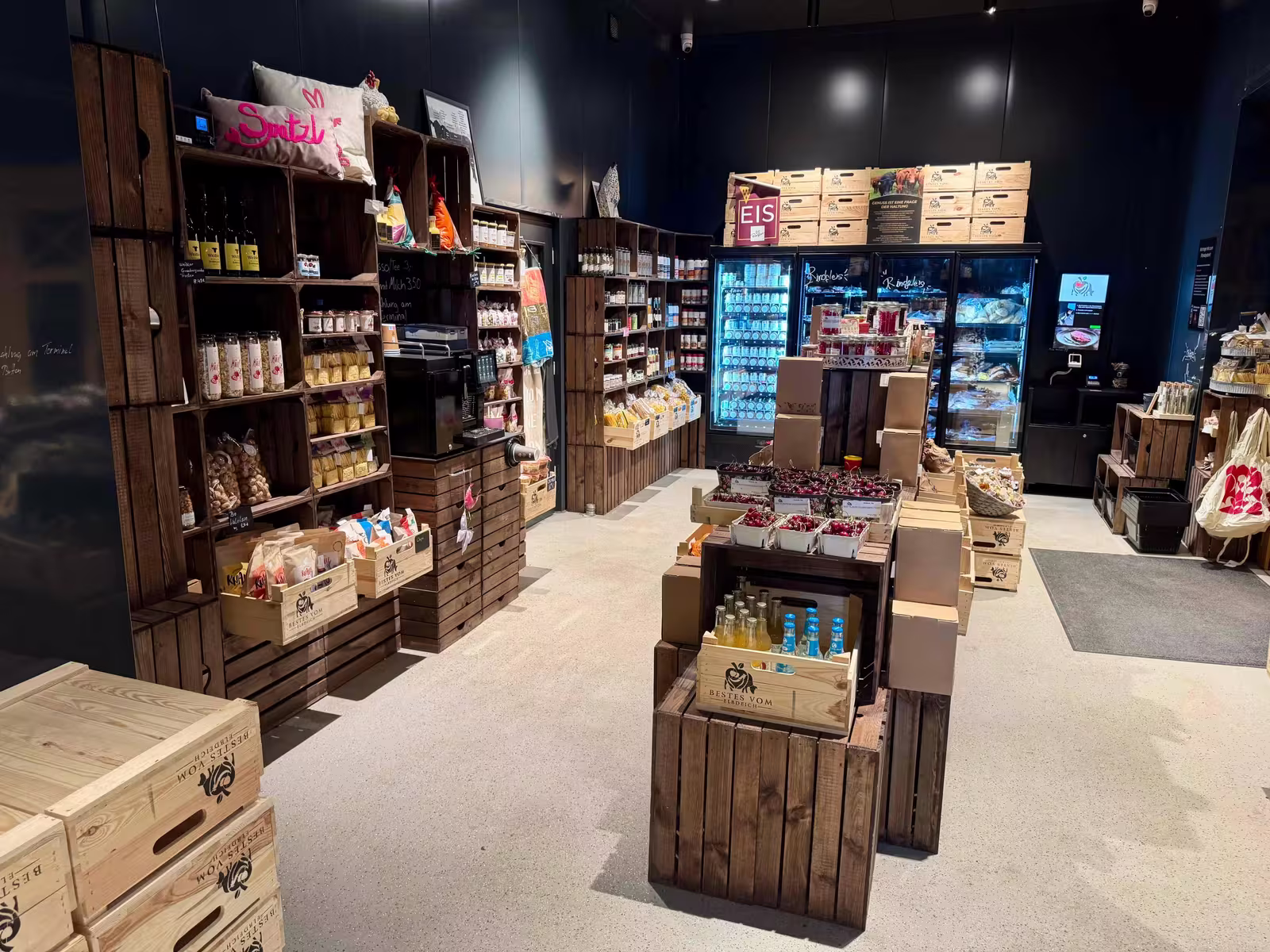Hofprodukte im Regal des SmartStore
